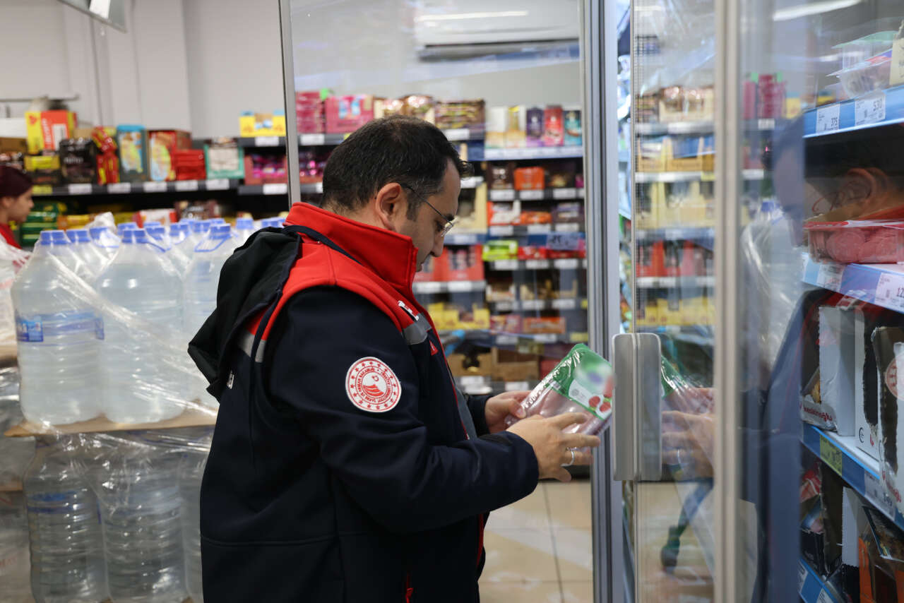 Selçuklu’da marketlere sıkı markaj! Vatandaşın cebi ve sağlığı korunacak 12